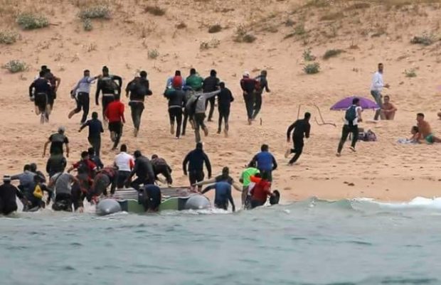 على متنها أزيد من 100 حراك.. البحرية الملكية في المتوسط تغيث 3 زوارق تقليدية