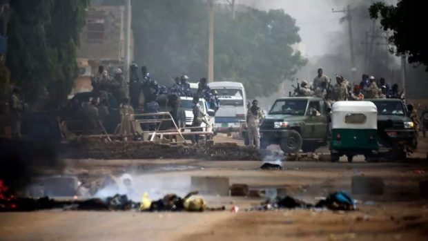 بالصور من السودان.. قتلى في محاولة فض اعتصام بالقوة