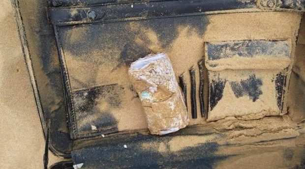 بالصور.. بحر أكادير يلفظ حقائب تحتوي على أوراق مالية مزورة
