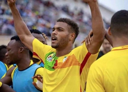 قبل مواجهة “الأسود”.. غياب نجم منتخب “السناجب” بسبب الإنذارات