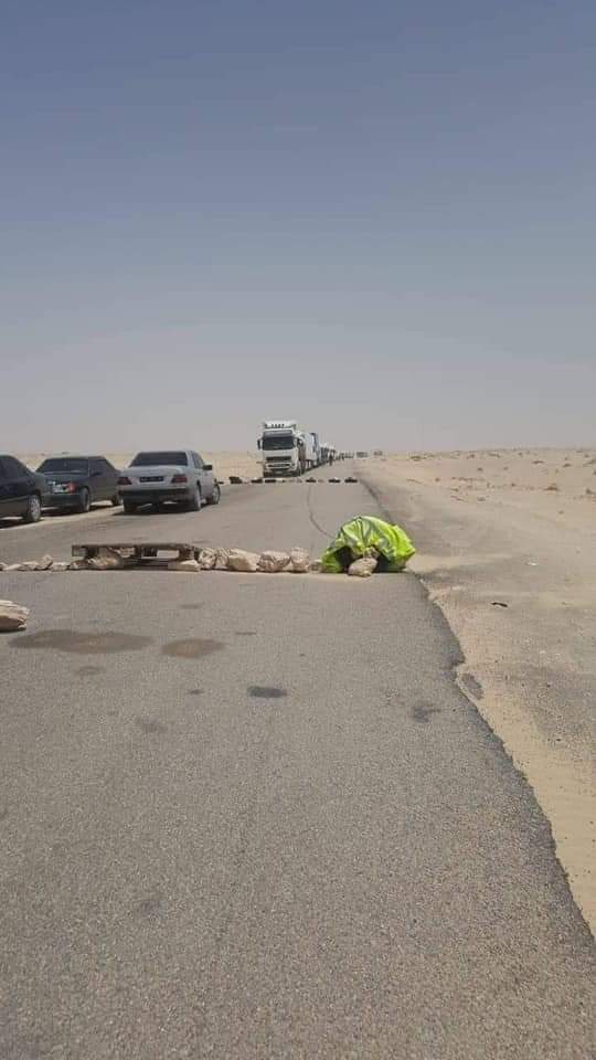 وضعوا متاريس ونصبوا الخيام.. انفصاليون يقطعون الطريق أمام 200 شاحنة في معبر الكركرات (صور)