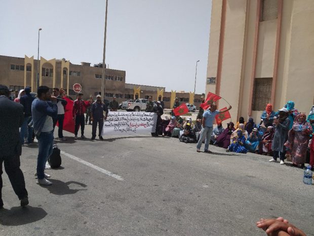 للمطالبة بأداء أجورهم.. عمال ضيعات الملياردير الدرهم يحتجون أمام مقر ولاية الداخلة (صور)