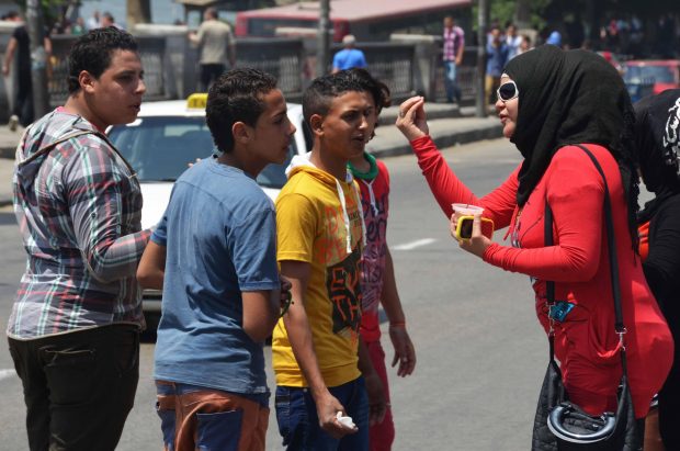 صحاب غطي راسك.. الضعف الذكوري أمام جسد الأنثى هو السبب! 