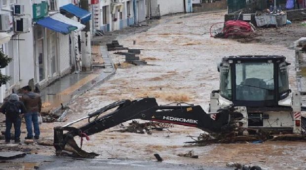 اسطنبول التركية.. وفاة شخص وضياع بضائع بسبب الأمطار الغزيرة والسيول