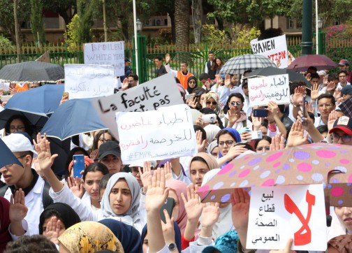 الحكومة: تم توقيع اتفاق الاستجابة لمطالب طلبة الطب وتوقيف الإضرابات