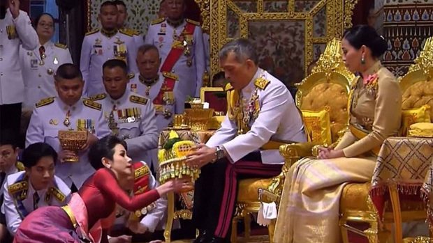بعد اعتراف الملكية الحديثة بتعدد الزوجات.. ملك تايلاند زاد الثانية! 