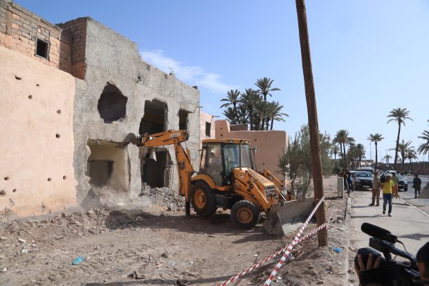 بالصور.. سلطات مراكش تهدم منزل بعد استحواذه على جزء من السور التاريخي