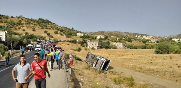 فنفس لبلاصة.. انقلاب حافلة ركاب ثانية في نواحي تاونات (صور)