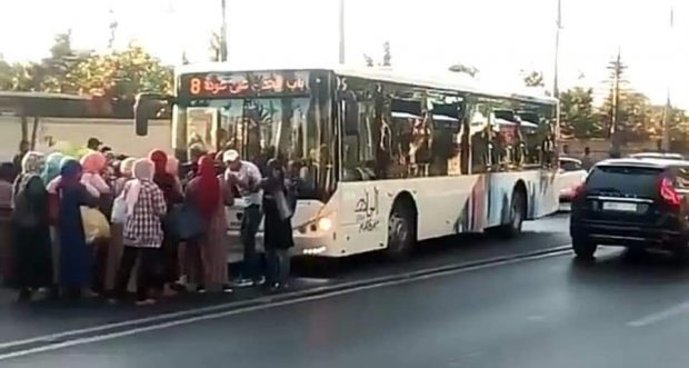 ما عطلوهش.. السلطات الأمنية تلقي القبض على الشخص الذي كسر زجاج الحافلة الجديدة