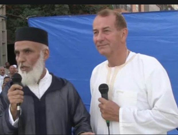 يوم العيد في سلا.. بريطاني وفرنسية يعلنان إسلامهما (فيديو)
