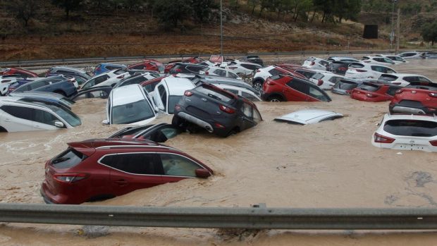 فيضانات إسبانيا.. ارتفاع حصيلة الوفيات والسلطات تجلي السكان
