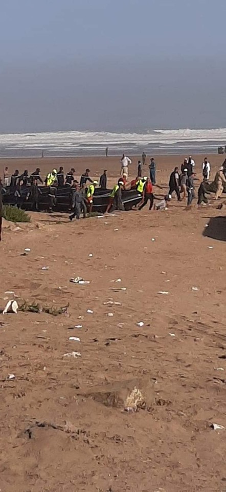 بالصور من المحمدية.. العثور على 7 جثث لحراگة لفظها البحر