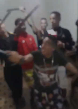 جابوها فراسهم.. توقيف 4 شبان ظهروا في مقطع فيديو يوثق حيازتهم لأسلحة بيضاء (فيديو)