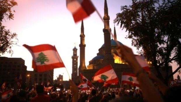 على خلفية الاحتجاجات الشعبية.. حزب القوات اللبنانية يعلن استقالة وزرائه الأربعة من الحكومة