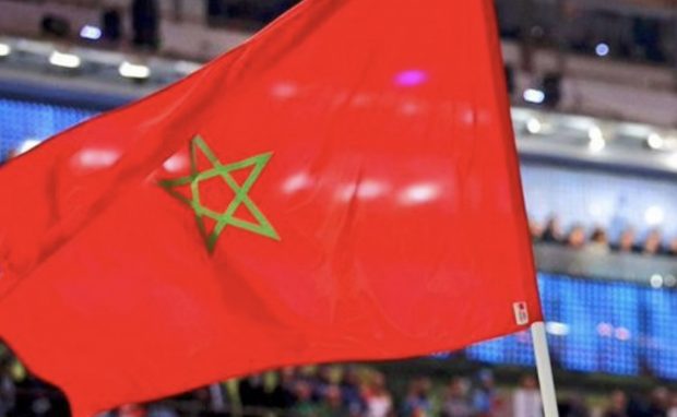 ردا على وقاحة “نشطاء” في باريس.. مغاربة ينشرون صور العلم المغربي مع هاشتاغ #حرق_العلم_الوطني_جريمة
