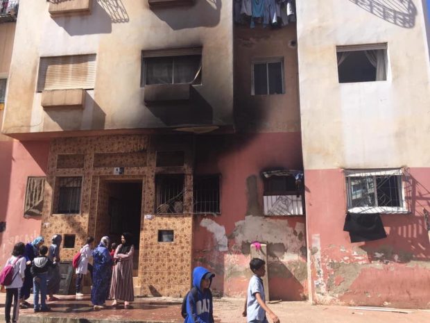 مصرع طفل وإصابة سيدة بجروح خطيرة.. اندلاع حريق في عمارة سكنية في سيدي معروف (صور)