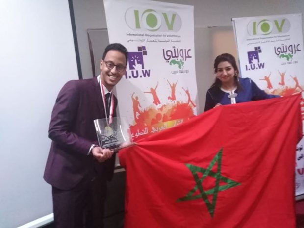 جابها مغربي.. حمزة أحادي يفوز بجائزة أحسن مبادرة عربية للتطوع