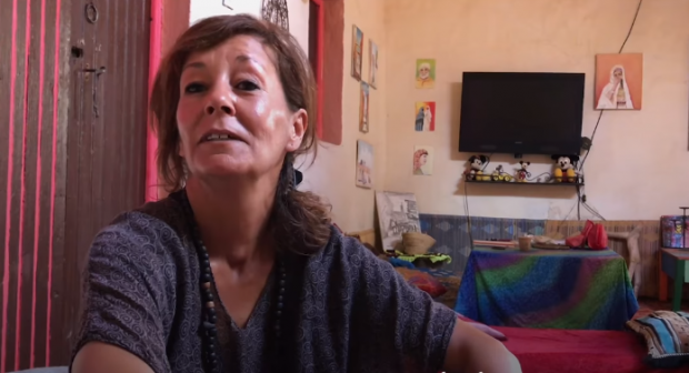 بعد سنوات من العيش في فرنسا.. مغربية تعود للعيش في سيدي إفني وتطلق مبادرات لصالح السكان (فيديو)