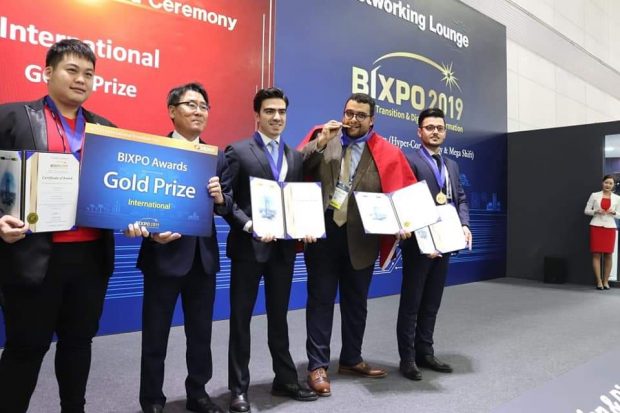 بالصور من كوريا الجنوبية.. الدكتوران كريكر والعلمي يفوزان بالميدالية الذهبية في مجال الطاقات المتجددة والكهرباء