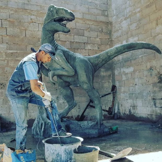 صانع مجسم الديناصور فأكادير: خرجت من السادس وتعلمت الحرفة بوحدي… والتغيير كيبدى منا كشعب
