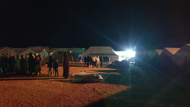 توصلوا بمساعدات وخيم للإيواء.. سكان إنمل قضوا ليلة في العراء بعد الهزة الأرضية (صور)