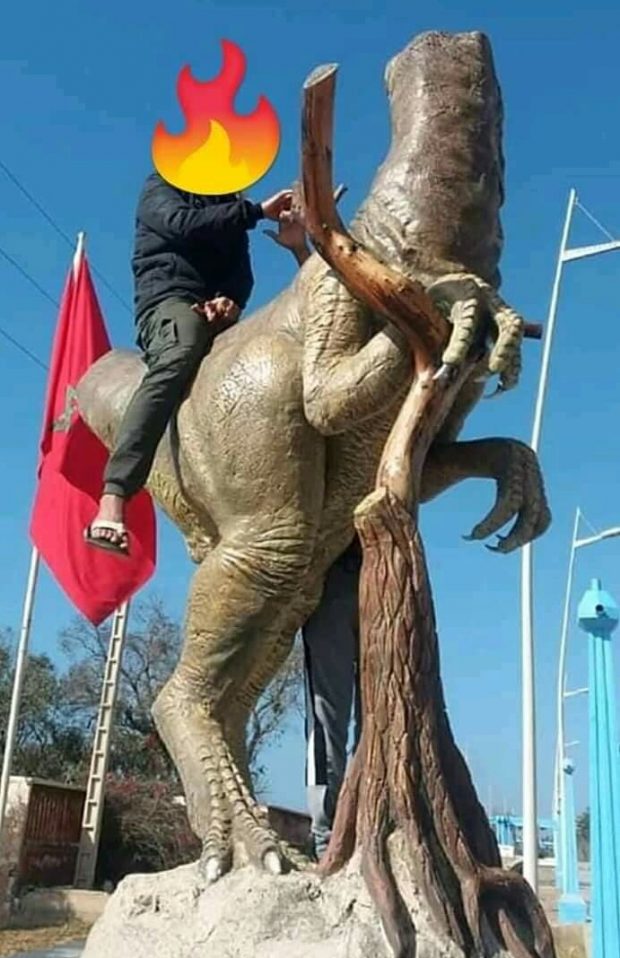 ما كملش 24 ساعة.. العبث بتمثال ديناصور أنزا 