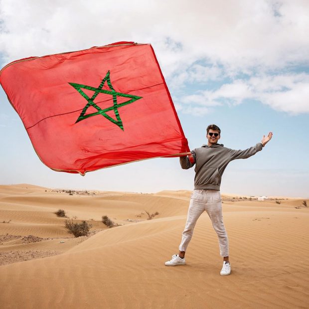 عجبو المغرب وبغا يرجع ليه.. اليوتيوبر الأمريكي “توان” في الصحراء المغربية