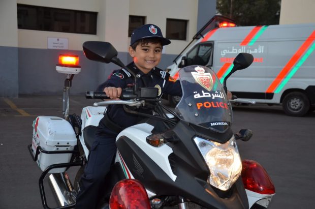 بعد أن عبّر عن حبه الشديد للشرطة.. مديرية الأمن تستقبل الطفل ياسر (صور)