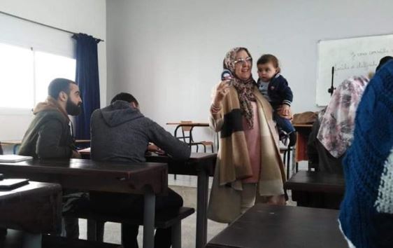 موقف نبيل.. أستاذة في تطوان تحمل ابن طالبتها داخل حجرة الدرس (صور)