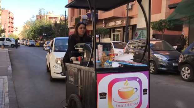 تجوب بها شوارع مراكش.. قصة هند صاحبة دراجة هوائية لبيع القهوة