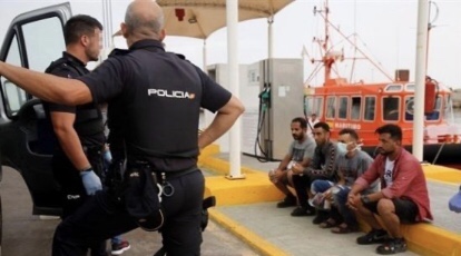 بوثائق سفر مزورة.. إيقاف شبكة من 47 شخصا هربت مغاربة بين جبل طارق وإسبانيا