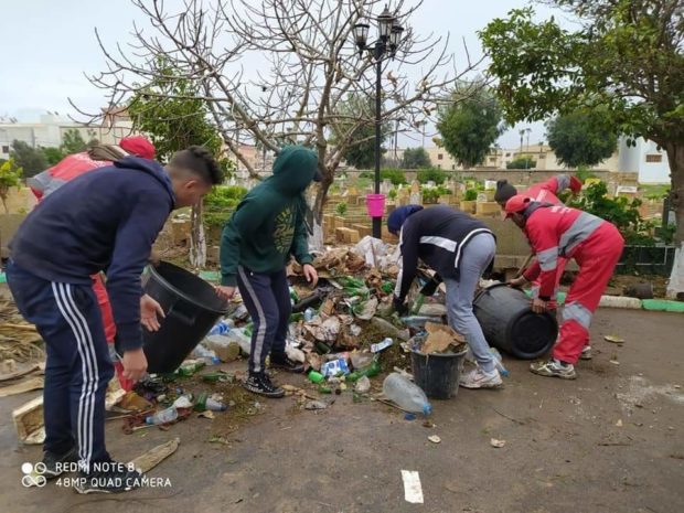 من سيدي بنور.. مجموعة فايسبوكية تنظم حملة لمساعدة عمال النظافة في تنظيف مقبرة (صور)