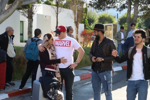 بعد 20 يوما من المراقبة الطبية.. مغاربة ووهان يغادرون المستشفى العسكري في الرباط (صور وفيديو)