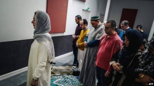 لأول مرة.. امرأة تؤم رجالًا ونساء في صلاة مختلطة في مسجد في باريس (صور)