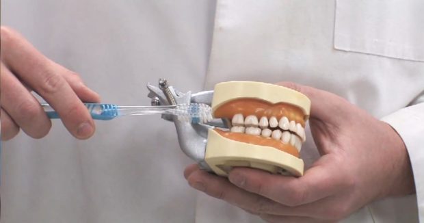 خلال فترة الحجر الصحي.. تجنبوا ممارسات قد تُضرُّ بصحة أسنانكم