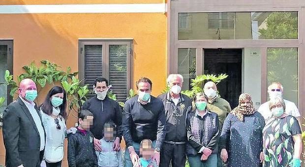 بزاف ديال الإنسانية.. عائلة إيطالية تخصص طابقا في منزلها لأسرة مغربية احترق منزلها