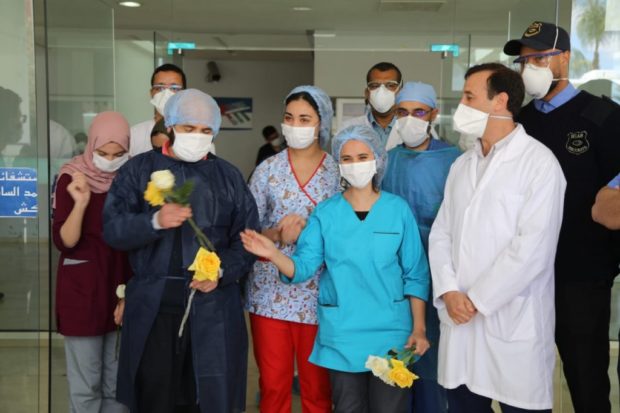 بالصور من مراكش.. مغادرة 6 حالات المستشفى بعد التعافي من كورونا 