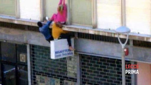 على طريقة سبايدر مان.. مغربيان في إيطاليا ينقذان سيدة من السقوط من أعلى بناية