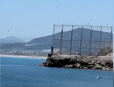 الهجرة السرية العكسية.. مغاربة يحاولون الهروب من سبتة عبر البحر (فيديو)