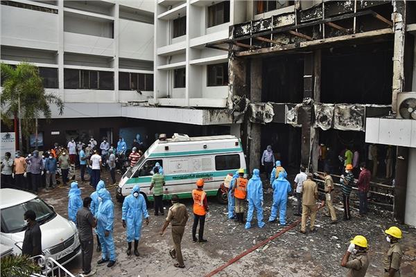 كوارث 2020 ما بغاتش تسالي..7 قتلى في حريق فندق  لمرضى “كورونا” في الهند