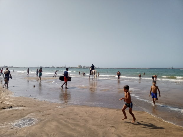 بالصور من المحمدية.. السلطات العمومية تفرغ البحر من المصطافين