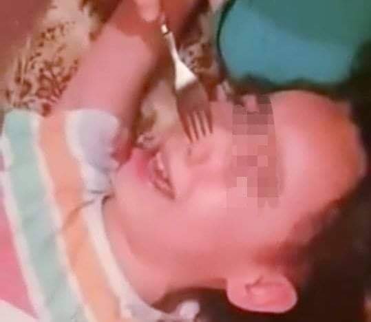 أم تعاقب ابنتها بطريقة وحشية وصادمة.. استياء عارم على الفايس بوك ومطالب بمحاسبة الأم 