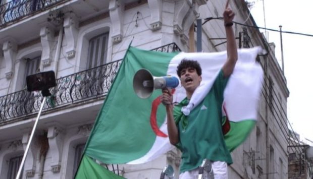 جزائريون تعليقا على دعم بلادهم للبوليساريو: خلات رجلها ممدود ومشات تعزي فمحمود!