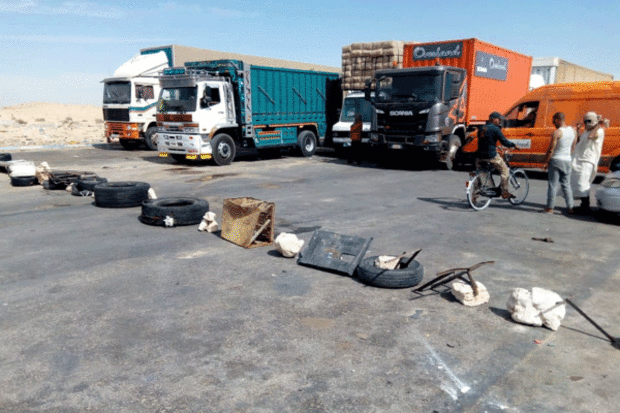 العصابة باقي حابسة الطريق.. 200 سائق شاحنة مغربي عالقون على حدود موريتانيا يطلبون المساعدة