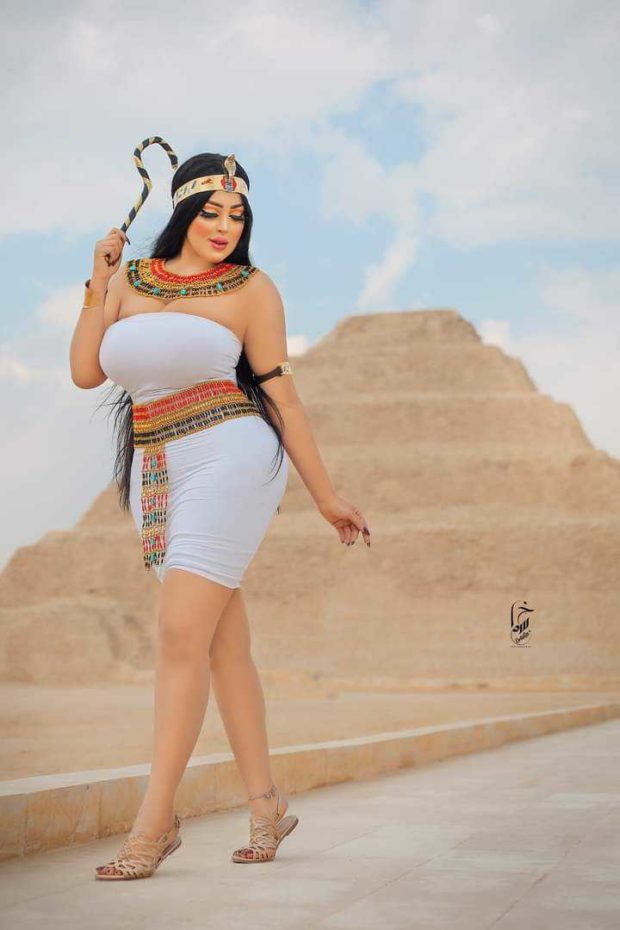 مصر.. الإفراج عن عارضة أزياء في قضية التقاط صور “غير لائقة” في الأهرامات