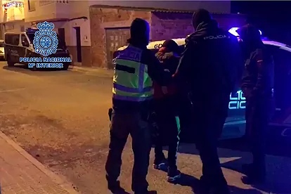 صرخ “الله أكبر” وهدد المارة.. القبض على مهاجر مغربي في إسبانيا ليلة عيد الميلاد