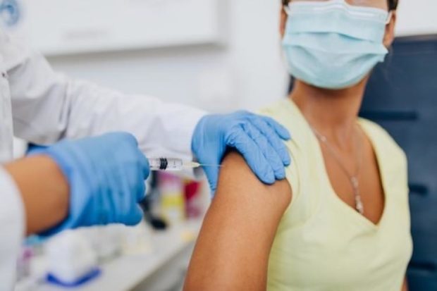 قبل أيام من انطلاق حملة التطعيم.. المغرب يتوصل بنتائج التجارب السريرية والتلقيح لن يكون إجباريا ولكن