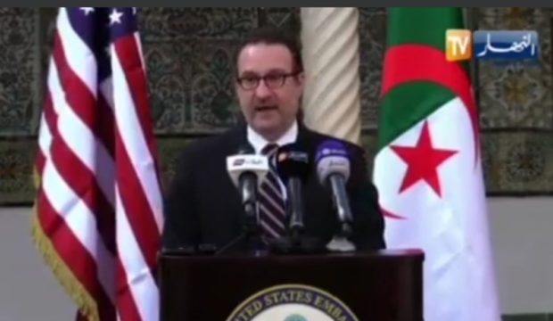 من قلب الجزائر.. مساعد وزير الخارجية الأمريكي يؤكد أن مقترح الحكم الذاتي هو الحل لإنهاء نزاع الصحراء (فيديو)