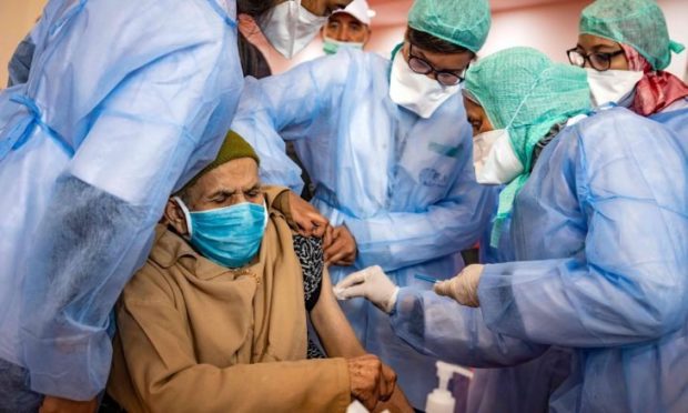 طبيب مغربي: يمكننا تحقيق المناعة الجماعية في يونيو… وسنتمكن من رفع القيود واستئناف الحياة الطبيعية