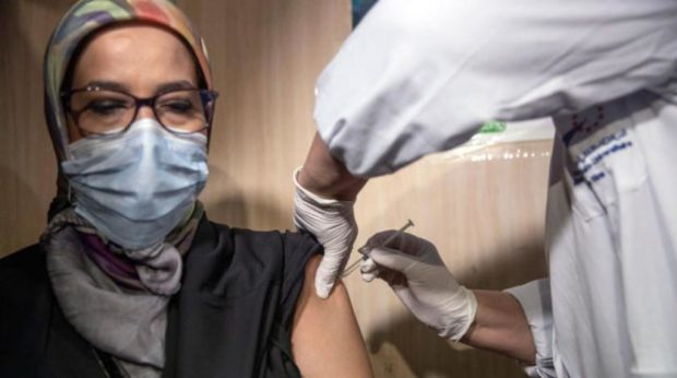 بعد 4 أيام من انطلاق حملة التلقيح ضد كورونا.. اللقاحات تُسبب أضرارا جانبية خفيفة لـ4 حالات